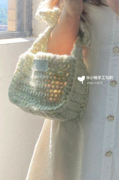 Crochet Pattern for a Stylish Handbag with Button Detail