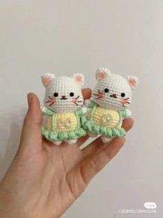 Crochet Pattern for Cute Pair of Amigurumi Kittens