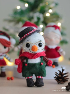 Crochet Snowman with Hat and Scarf for Christmas Decoration