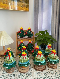 Crocheted Christmas Trees Adorned with Stars and Ribbons for Festive Decor