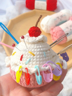 Cupcake móc len sáng tạo với kim và khóa đánh dấu đầy màu sắc