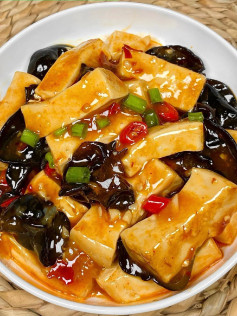 Đậu phụ mộc nhĩ sốt cay đậm đà hấp dẫn