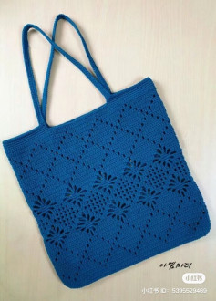 Elegant Crochet Tote Bag with Floral Pattern Design