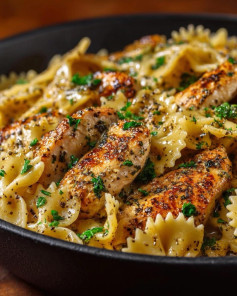 Frango Cremoso com Farfalle ao Alho e Manteiga