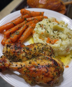 Frango Crocante com Purê e Cenouras Glaceadas