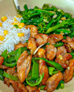 Gà Xào Ớt Chuông Xanh Mầm Bông Cải Giòn Ngon