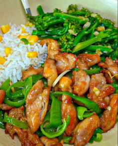 Gà Xào Ớt Chuông Xanh Mầm Bông Cải Thanh Mát