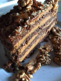 Горіхово-шоколадний торт з кремом згущеного молока