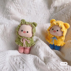 Hai chú lợn bông đáng yêu trong trang phục len thú vị