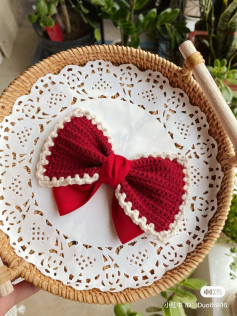 Handmade Crochet Bow with Elegant Lace Edging Pattern