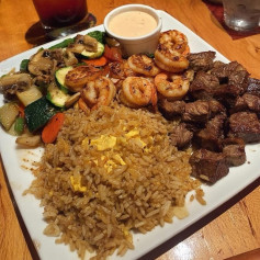 Hibachi Trio de Sabores com Arroz Frito e Molho Yum Yum