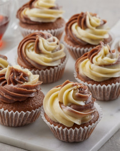 İki Renkli Diplomat Kremalı Zarif Cupcake Lezzeti
