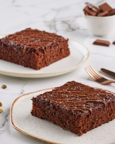 Kakule Dokunuşlu Islak Çikolata Kek