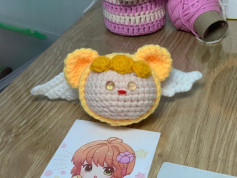 Kero-chan amigurumi dễ thương với đôi cánh trắng