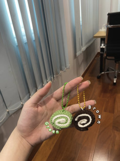 Keychain móc len hình bánh quy xoắn ốc màu xanh và nâu