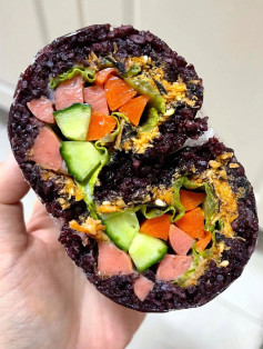 Kimbap gạo lứt cuộn xúc xích rau củ giòn tan