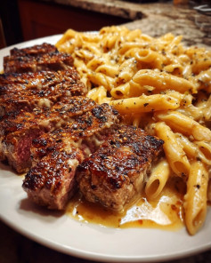 Lombo Suíno Dourado com Penne Cremoso Quatro Queijos