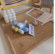 Máy bay móc len nhỏ xinh trang trí bàn làm việc