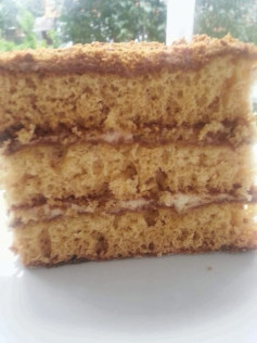 Медовий пляцок з ніжним сметанним кремом