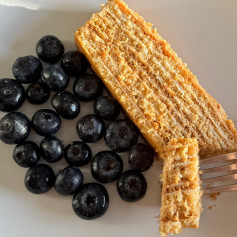 Медовий торт з лимонним кремом