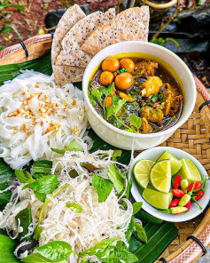 Mì Quảng Gà Vàng Óng Thơm Ngon Hương Vị Quê Nhà