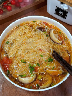 Miến xào thịt bằm nấm hương sốt cà chua đậm đà