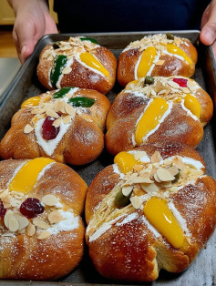 Mini Roscas de Reyes: Dulzura Navideña con Frutas y Almendras