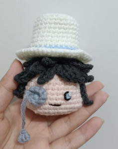 Móc len búp bê nhỏ đội mũ trắng và kính một tròng