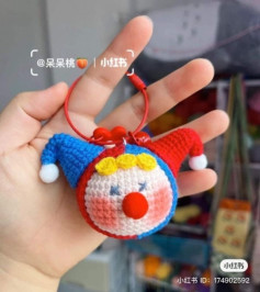 Móc len chú hề vui nhộn làm móc khóa dễ thương