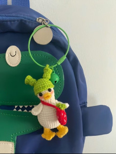 Móc len hình chú vịt đáng yêu với mũ xanh lá và túi đỏ