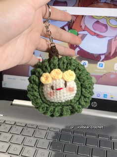 Móc len hình mặt trời xanh tươi với vòng hoa vàng xinh xắn