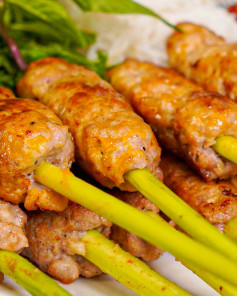 Nem Lụi Bọc Sả Nướng Giòn Thơm Hòa Quyện Vị Chua Ngọt