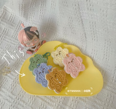 Những chiếc móc khóa đám mây len màu sắc tươi sáng và đáng yêu