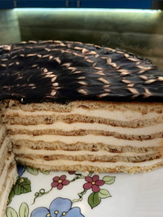 Ніжний медовий торт з шоколадною глазурю на плиті