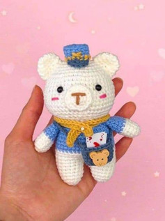 Osito de crochet con uniforme de cartero