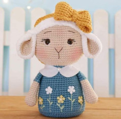 Ovelha de Crochê com Vestido Florido e Laço Amarelo