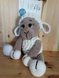 Patrón de amigurumi de oveja esponjosa y adorable