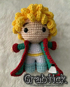 Patrón de crochet para muñeco con cabello rizado y abrigo colorido