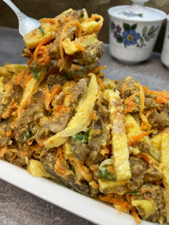 Салат з курячою печінкою та яєчним млинцем