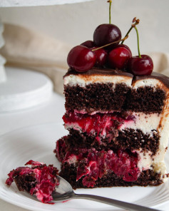 Шоколадно-вишневый торт с крем-чизом и конфи