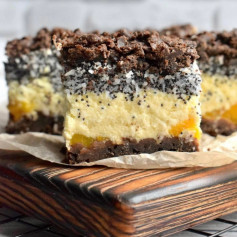 Сирник маково-кокосовий з персиками та шоколадним тістом