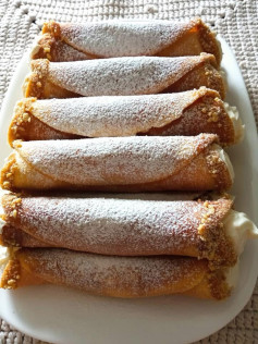 Солодкі трубочки з ніжним кремом і солоною карамеллю