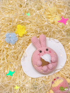 Thú bông thỏ hồng cầm kem dễ thương từ sợi len