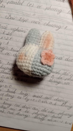 Thú len móc hình thỏ nhỏ xinh với bông hoa trang trí.