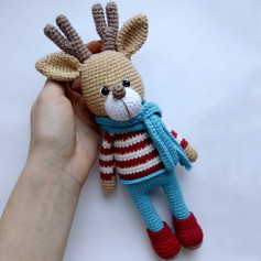 Вязаная игрушка оленёнок в полосатом свитере и шарфе