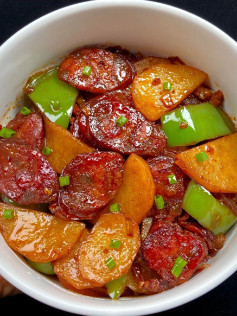 Xúc Xích Khoai Tây Xào Ớt Ngọt Chua Ngọt