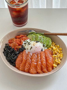 Bát Cơm Cá Hồi Kim Chi Bơ Ngô Rong Biển Hòa Quyện