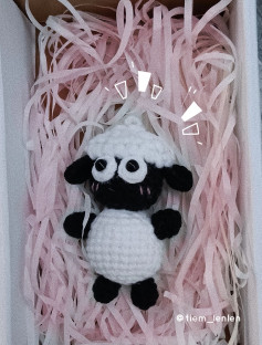 Búp bê cừu móc len dễ thương trong hộp quà