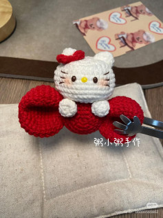 Búp bê mèo đan len đáng yêu với nơ đỏ dễ thương