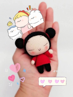 Búp bê móc len đáng yêu với trang phục đỏ nổi bật